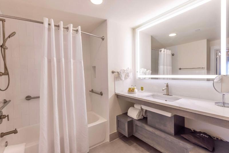 One-Bedroom Suite with Two Queen Beds and Sofa Bed image 2