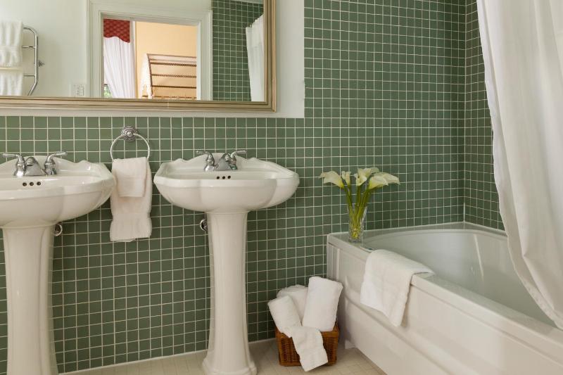 Deluxe Queen Room image 3