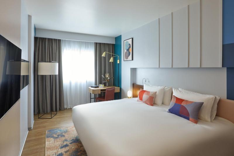 Premium King Room image 3