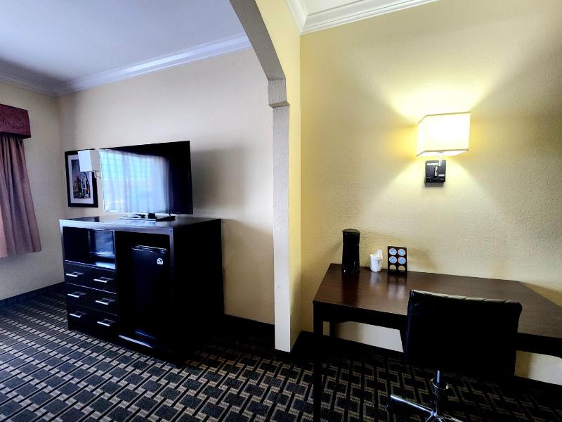 Deluxe King Room - Non-Smoking image 2