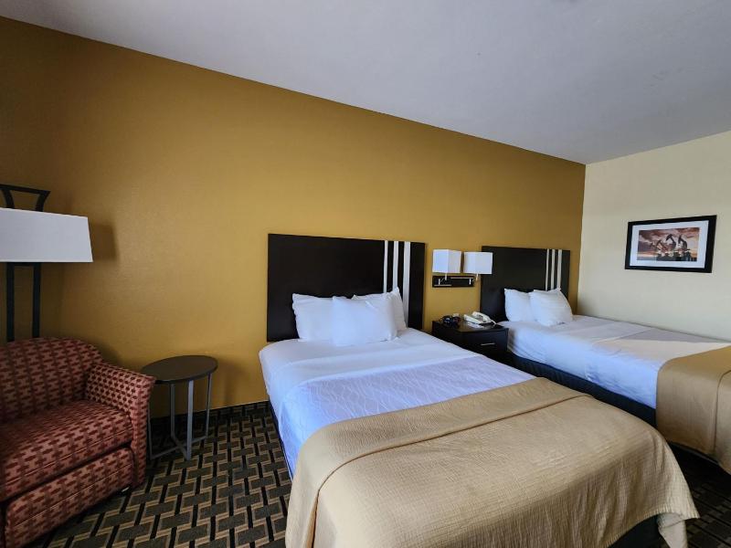 Queen Room with Two Queen Beds - Non-Smoking image 2