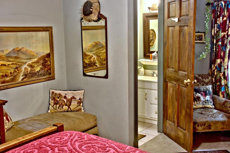 Standard Queen Room image 3