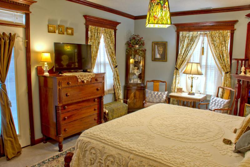King Room with Balcony image 2