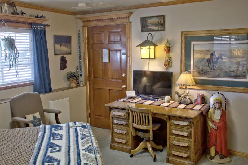 Standard King Room image 2