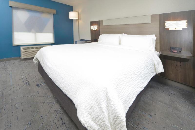Standard King Room image 2