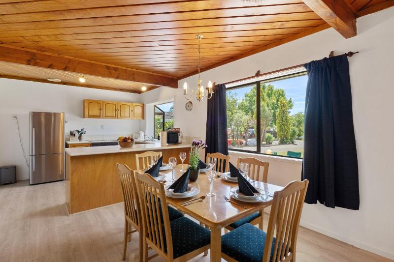 Lakeside Serenity - Taupo Holiday Home - image 18
