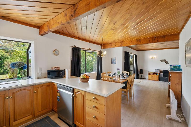 Lakeside Serenity - Taupo Holiday Home - image 17