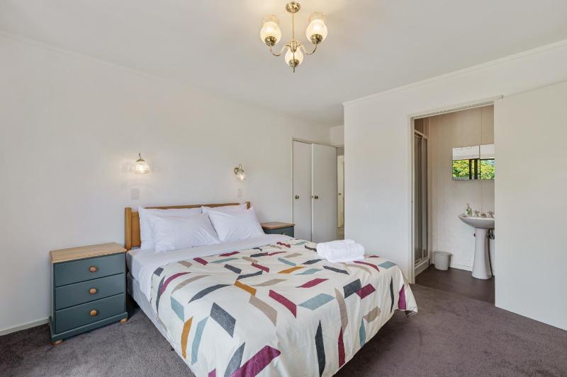 Lakeside Serenity - Taupo Holiday Home - image 7