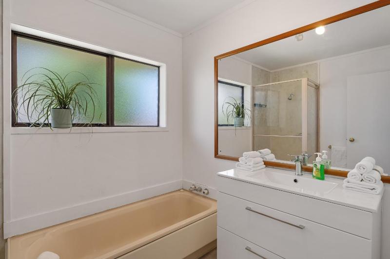 Lakeside Serenity - Taupo Holiday Home - image 11