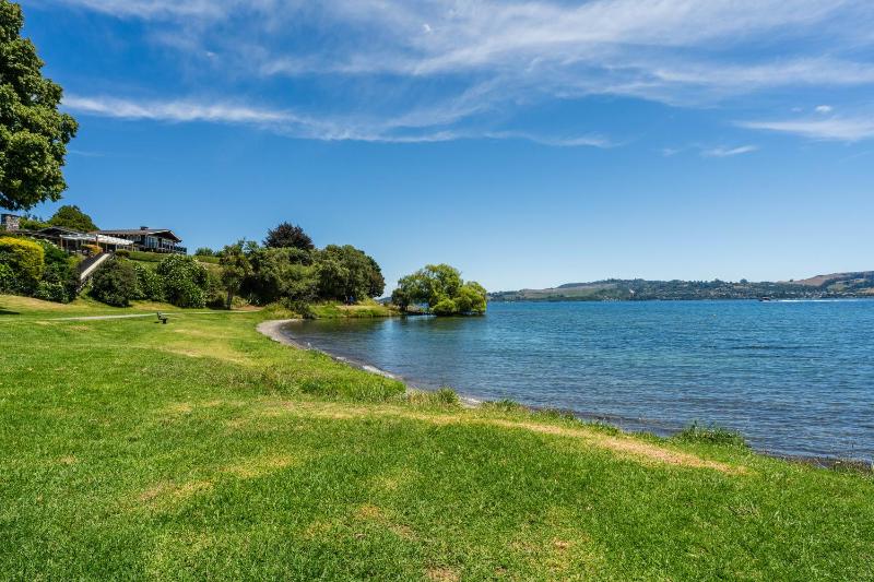 Lakeside Serenity - Taupo Holiday Home - image 3