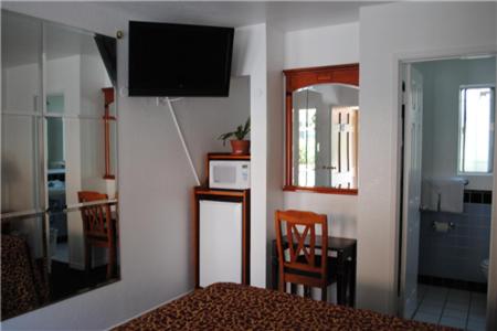 King Room - Non-Smoking image 4
