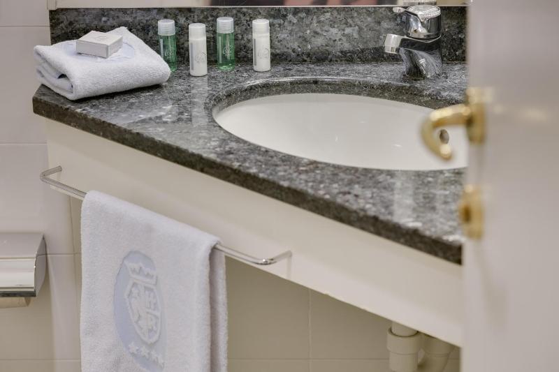 Classic Single Room image 4