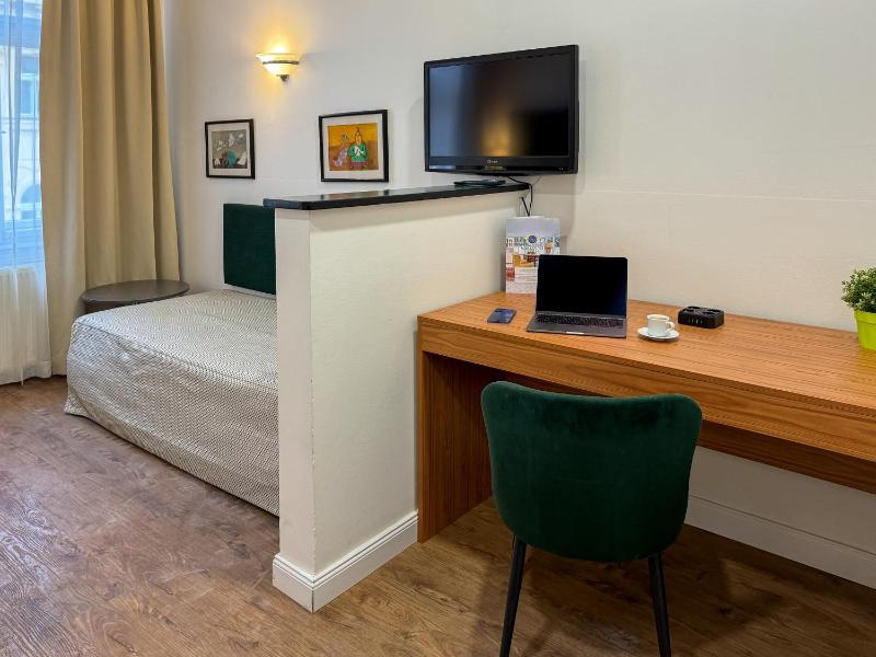 Comfort Room with Street View image 2