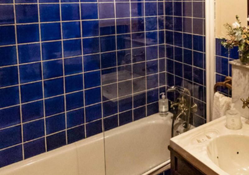 Triple Room with Bath image 3