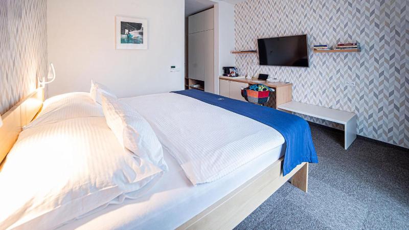 Deluxe Double Room with Balcony - disability access image 1