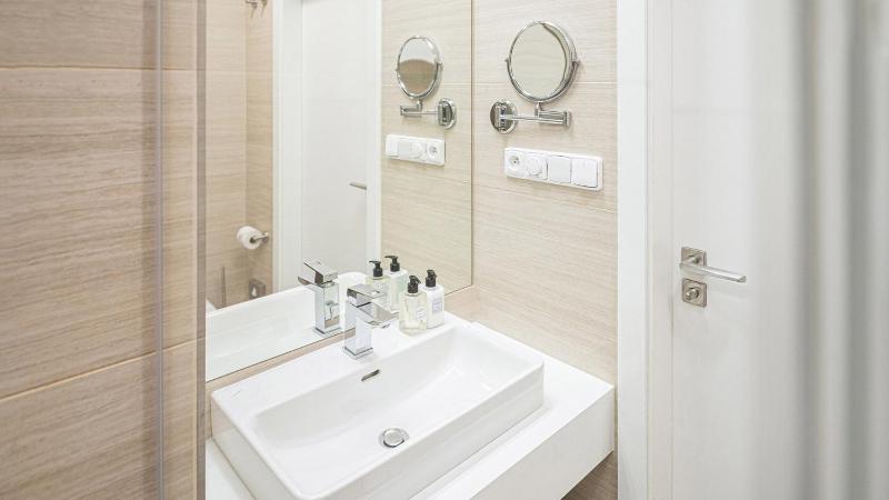 Deluxe Double Room with Balcony image 2
