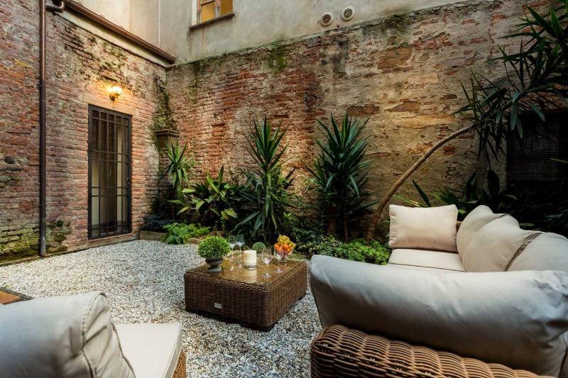 Casa Santa Zita A Toproof Penthouse Apartment with Elevator and Private Garden Inside the Walls - image 15