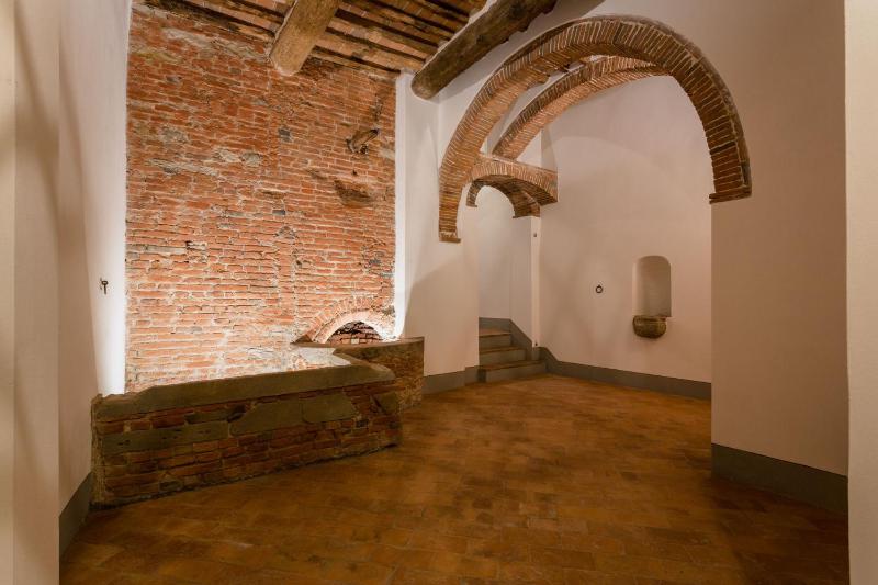 Casa Santa Zita A Toproof Penthouse Apartment with Elevator and Private Garden Inside the Walls - image 23