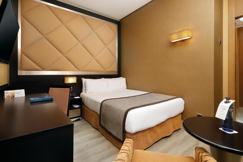 Twin Room (1 Adult) image 1