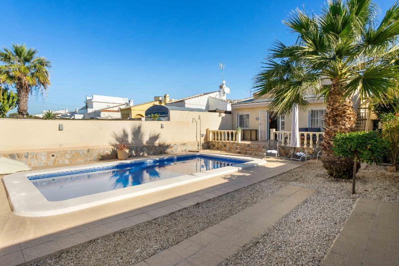 House with private pool - image 8