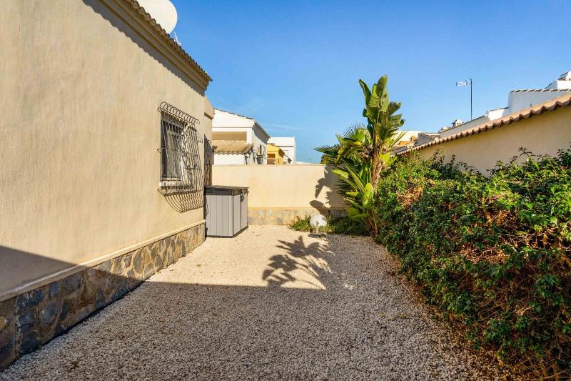 House with private pool - image 22