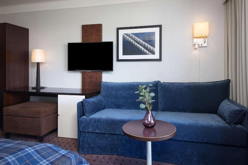 Superior King Room image 3