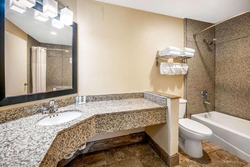 Standard King Room image 4