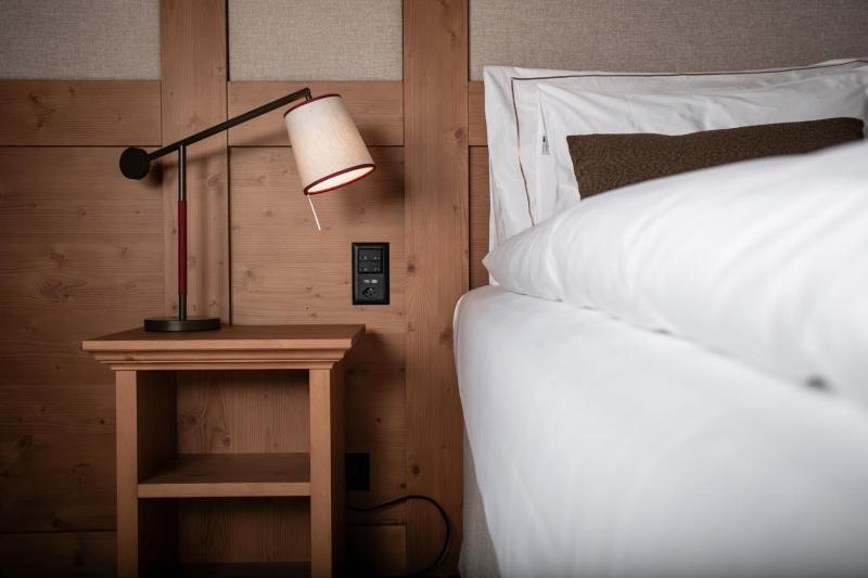 Junior Suite with Glacier View image 1