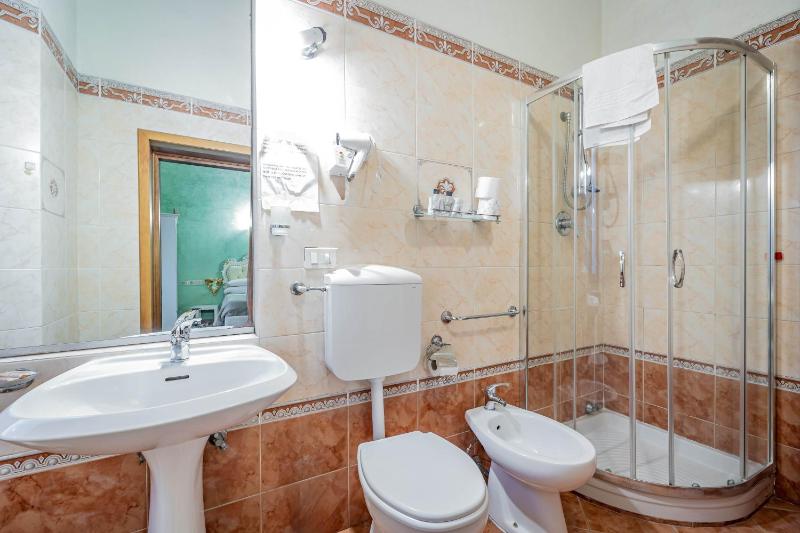 Quadruple Room image 4