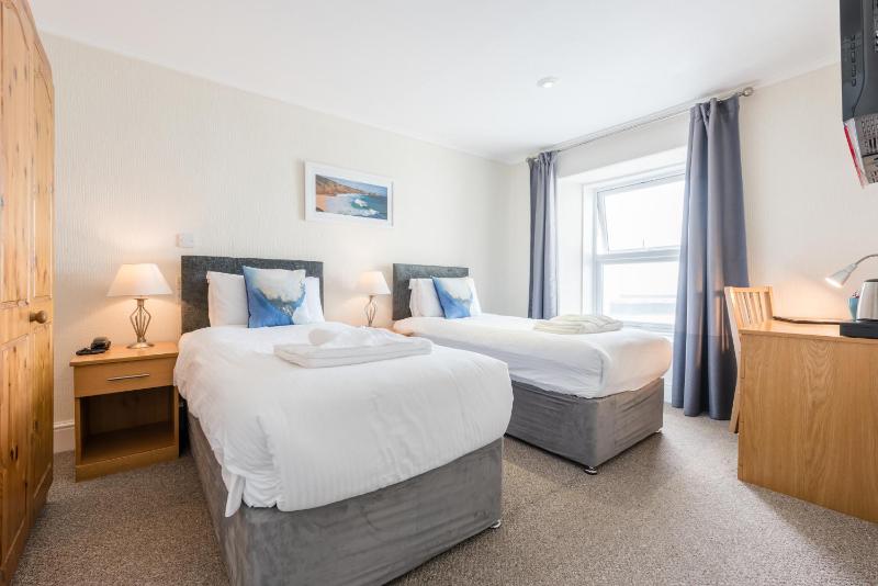 Standard Twin Room with Sea View image 4