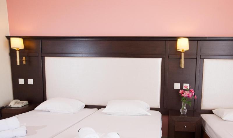 Triple Room with Sea View image 4