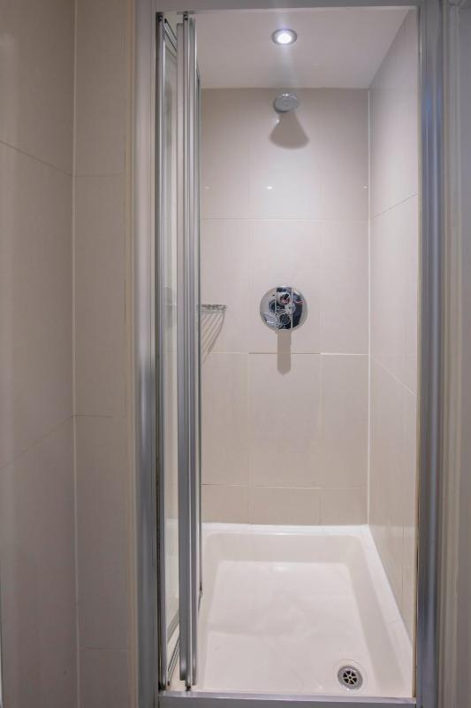 Standard Room With Three Single Beds image 3