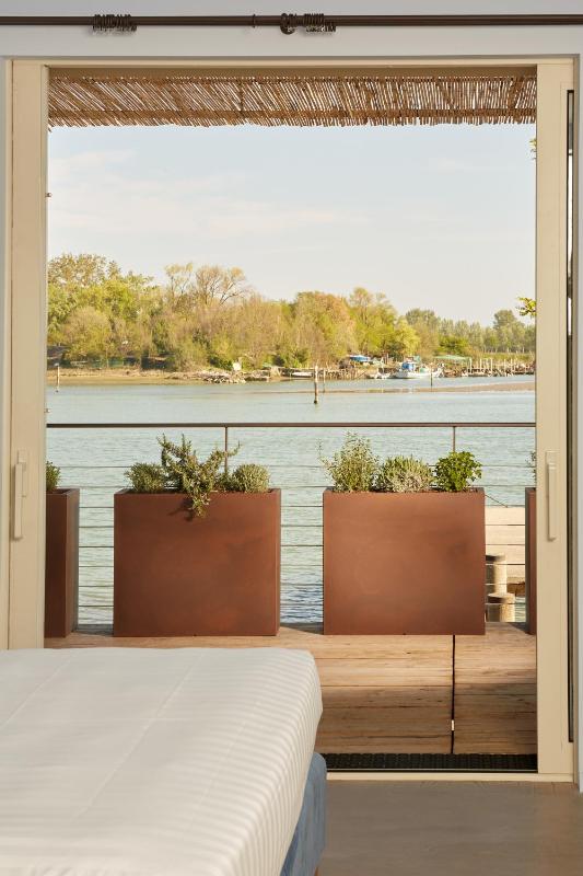 Double or Twin Room with Balcony and Lagoon View image 2