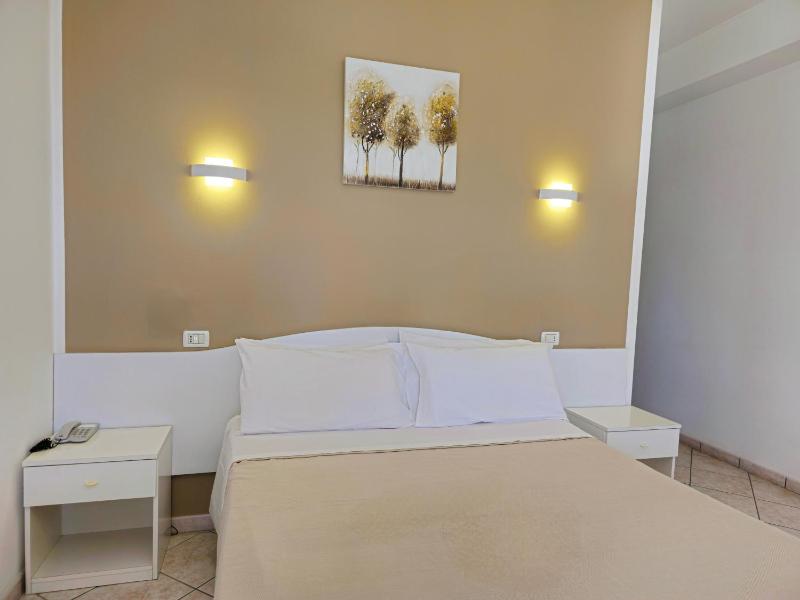 Triple Room with Sea View image 3