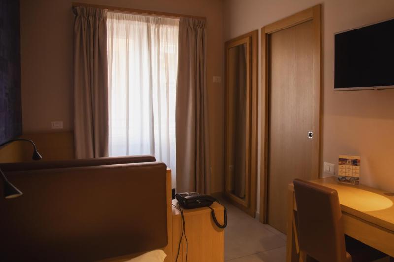 Economy Twin Room with Private Bathroom image 3