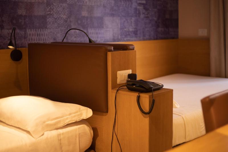 Economy Twin Room with Private Bathroom image 2