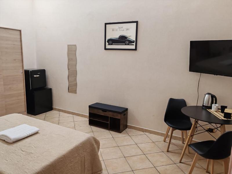 Standard Double Room with Shared Bathroom image 2