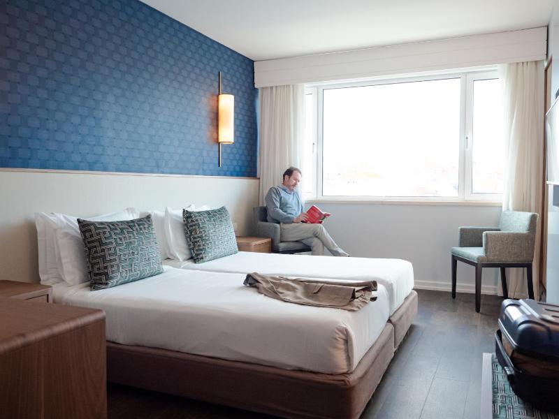 Superior Twin Room with City View image 1