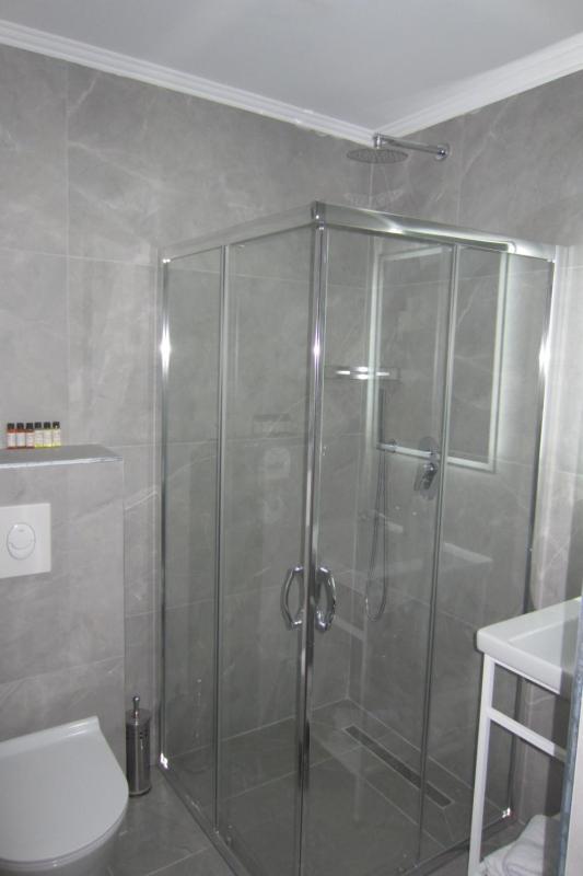 Economy Triple Room image 4