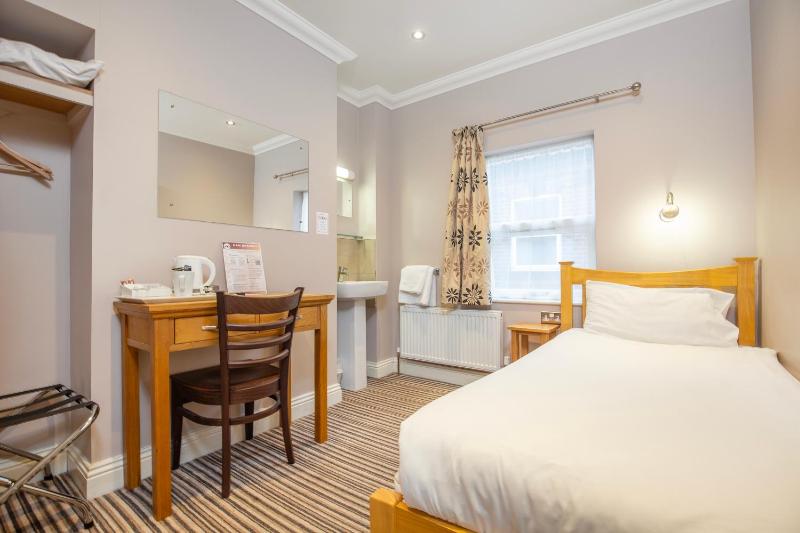 Single Room with Shared Bathroom image 1