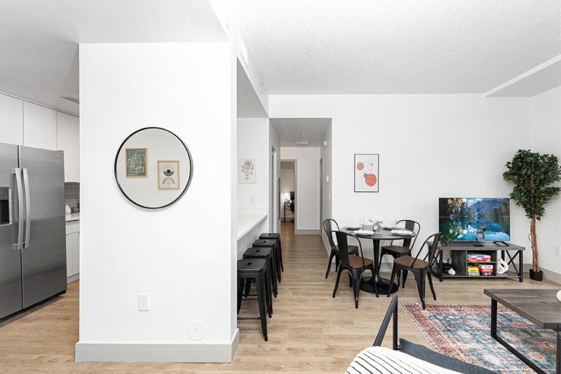 The Hornet - Cozy and Spacious 3BR - Free Parking - Views - 2 Mins to Stadium - image 30