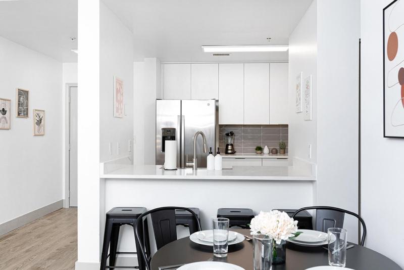The Hornet - Cozy and Spacious 3BR - Free Parking - Views - 2 Mins to Stadium - image 2
