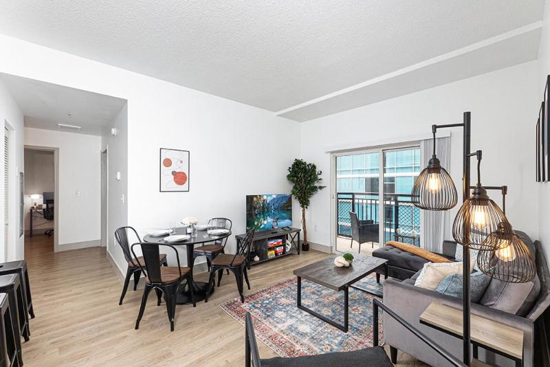 The Hornet - Cozy and Spacious 3BR - Free Parking - Views - 2 Mins to Stadium - image 27
