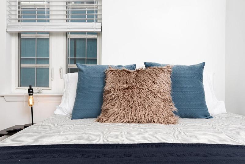 The Hornet - Cozy and Spacious 3BR - Free Parking - Views - 2 Mins to Stadium - image 25