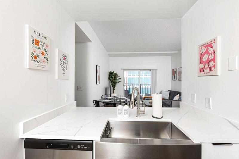 The Hornet - Cozy and Spacious 3BR - Free Parking - Views - 2 Mins to Stadium - image 32
