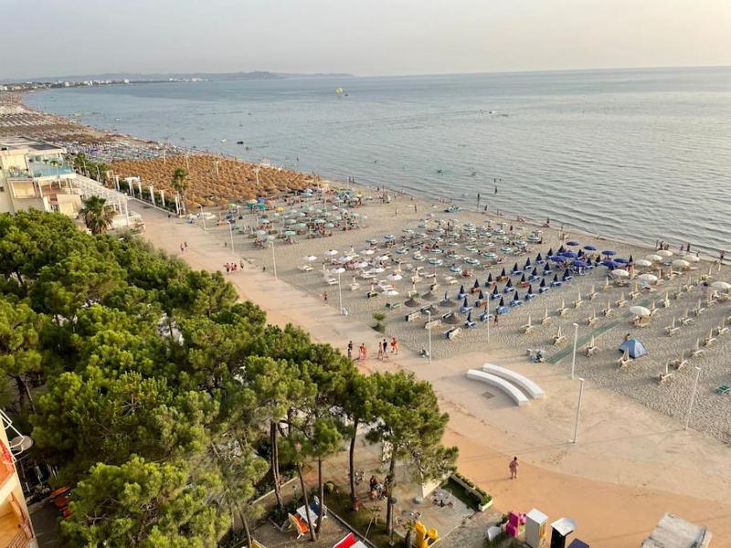 Studio apartment next to 5* resorts, Golem Images