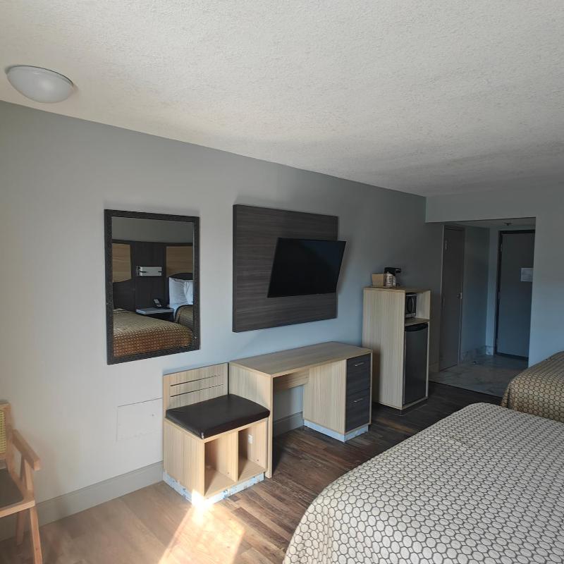 Queen Room with Two Queen Beds image 3
