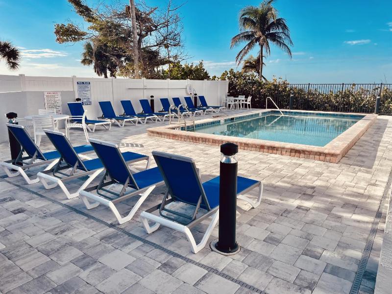 Beach Villas 405 Beachfront Bliss- Gulf Views Pool Sleeps 6! - image 3