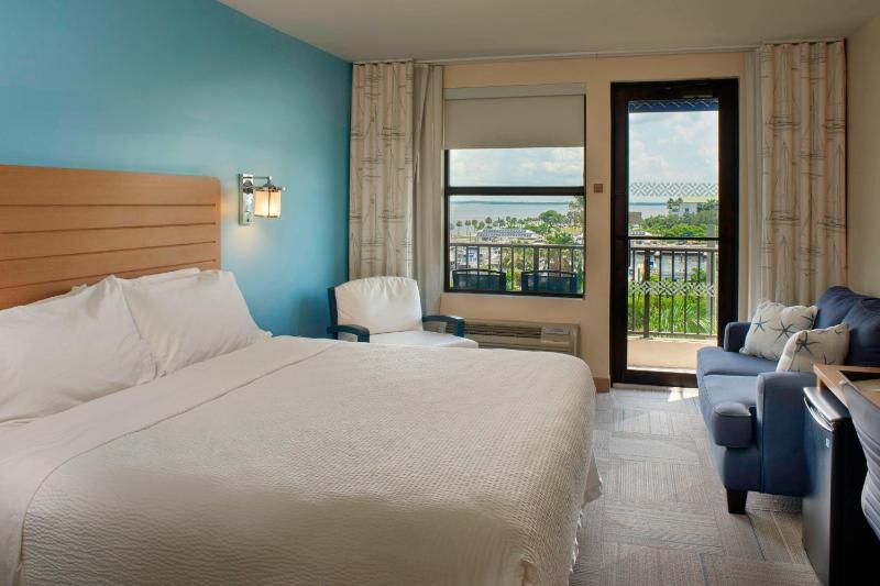 King Suite with Balcony - Marina View image 4