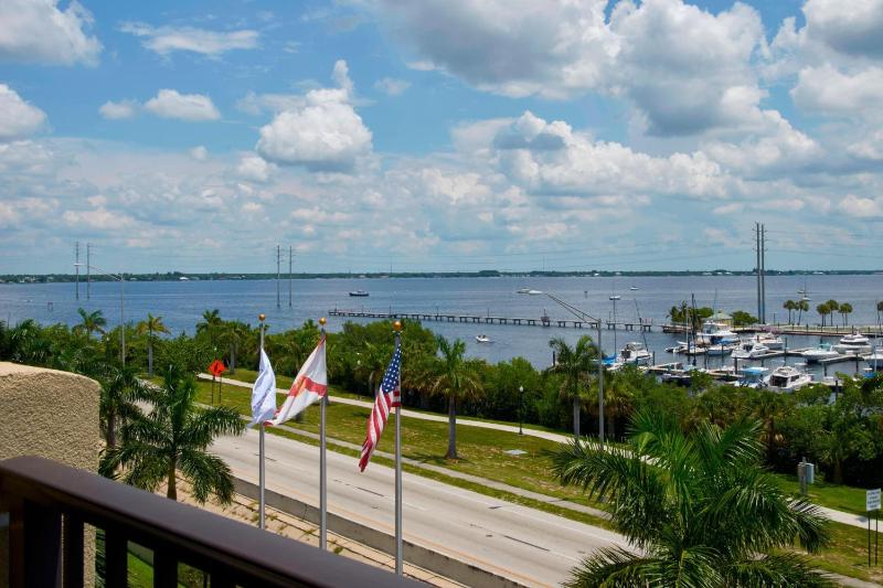 Two Queen Suite with Balcony - Water View image 4
